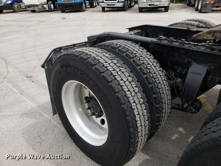 image for item ET9759 2004 Freightliner Century Class semi truck