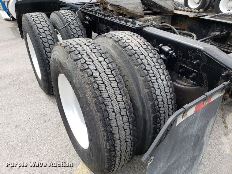 image for item ET9759 2004 Freightliner Century Class semi truck