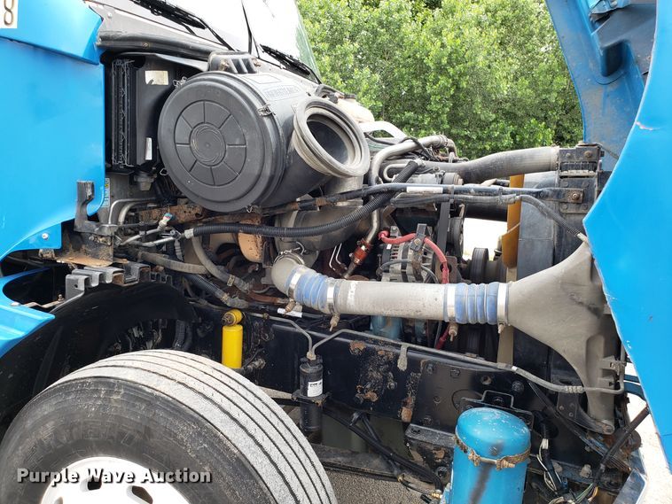 image for item ET9759 2004 Freightliner Century Class semi truck