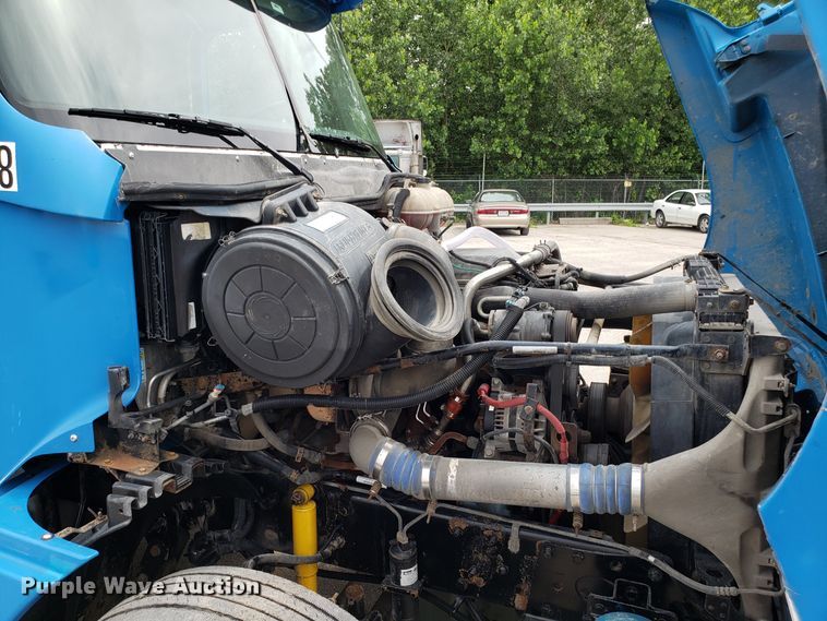 image for item ET9759 2004 Freightliner Century Class semi truck