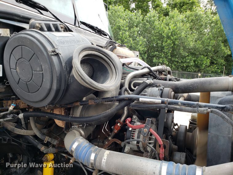 image for item ET9759 2004 Freightliner Century Class semi truck