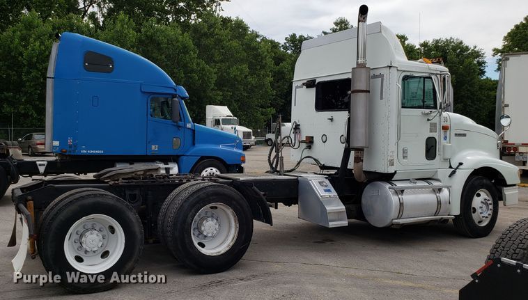 image for item ET9763 1998 International 9400 semi truck