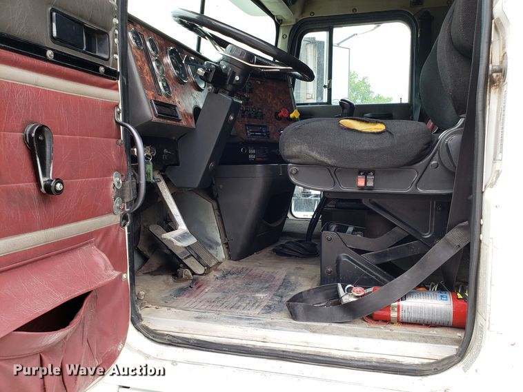 image for item ET9763 1998 International 9400 semi truck