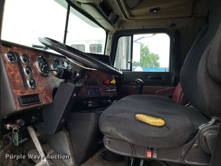 image for item ET9763 1998 International 9400 semi truck