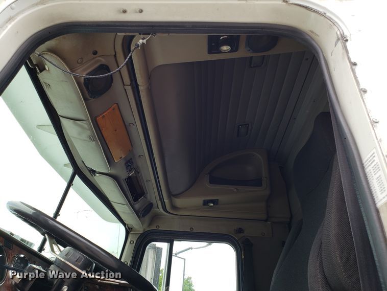 image for item ET9763 1998 International 9400 semi truck