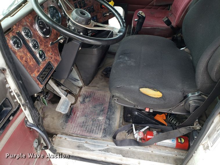 image for item ET9763 1998 International 9400 semi truck