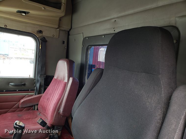 image for item ET9763 1998 International 9400 semi truck