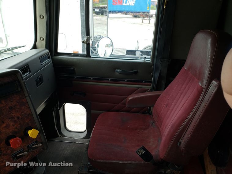 image for item ET9763 1998 International 9400 semi truck