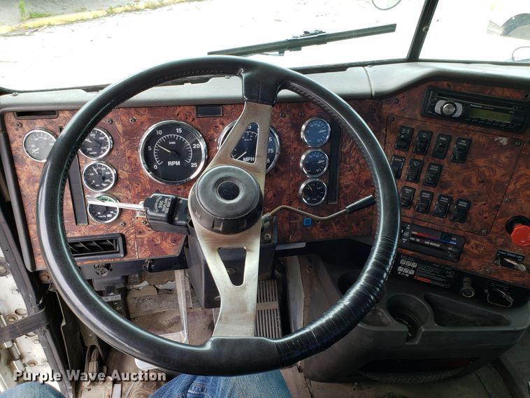 image for item ET9763 1998 International 9400 semi truck