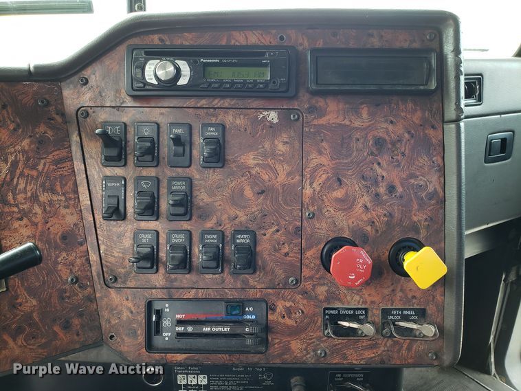 image for item ET9763 1998 International 9400 semi truck