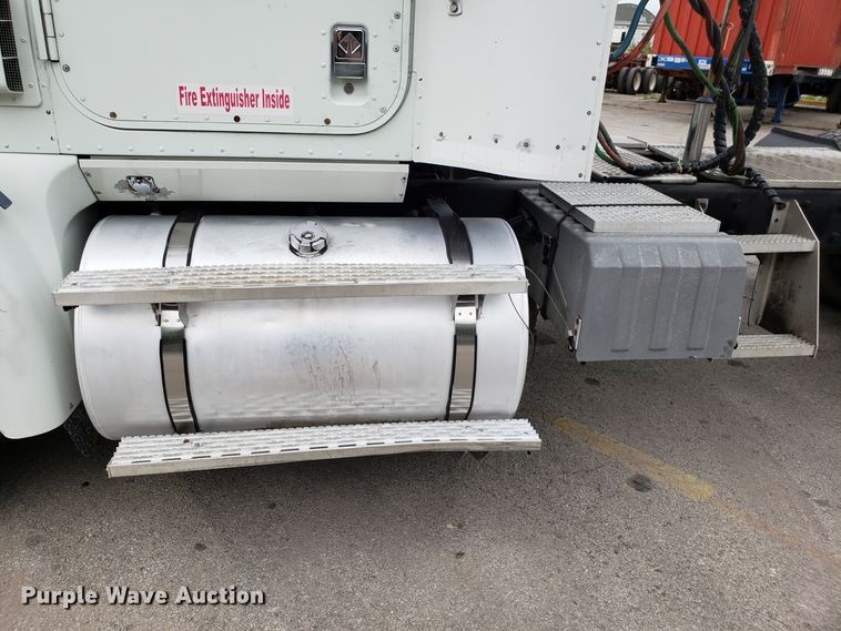 image for item ET9763 1998 International 9400 semi truck