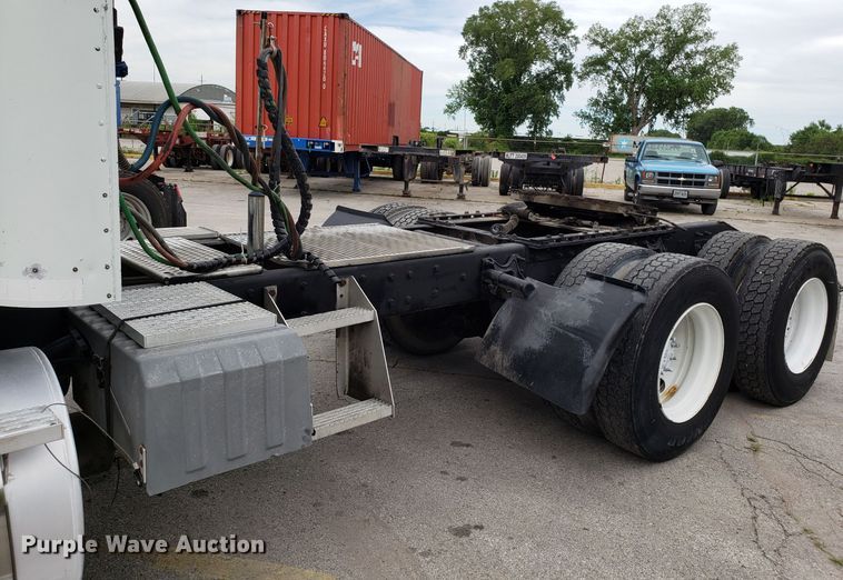 image for item ET9763 1998 International 9400 semi truck