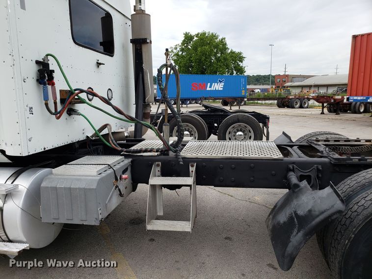 image for item ET9763 1998 International 9400 semi truck