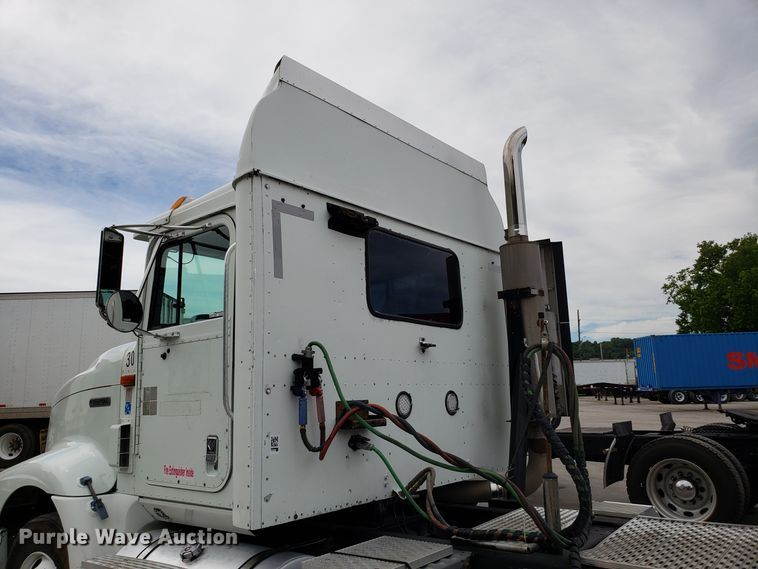 image for item ET9763 1998 International 9400 semi truck