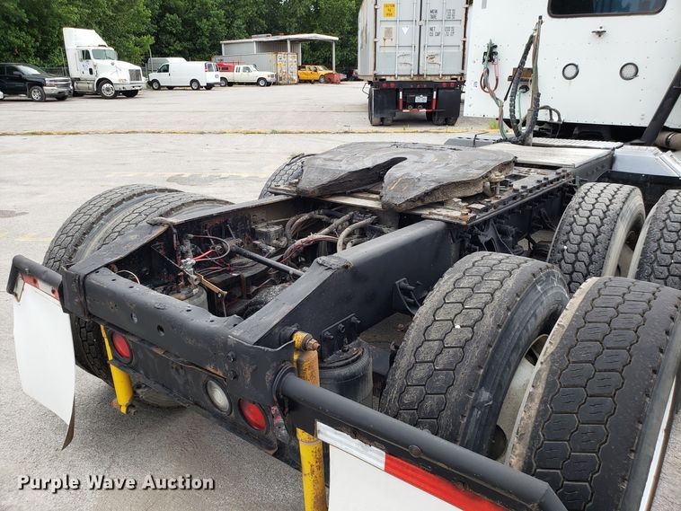 image for item ET9763 1998 International 9400 semi truck