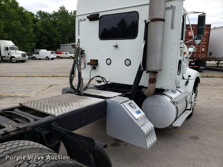 image for item ET9763 1998 International 9400 semi truck