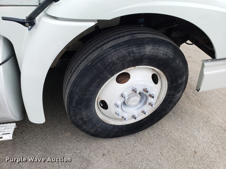 image for item ET9763 1998 International 9400 semi truck