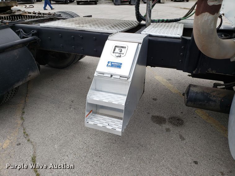 image for item ET9763 1998 International 9400 semi truck