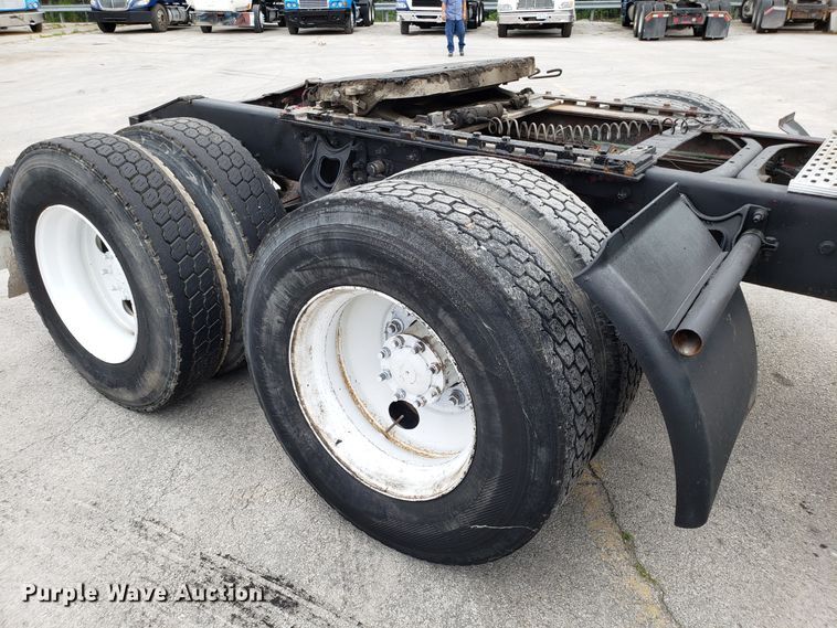 image for item ET9763 1998 International 9400 semi truck