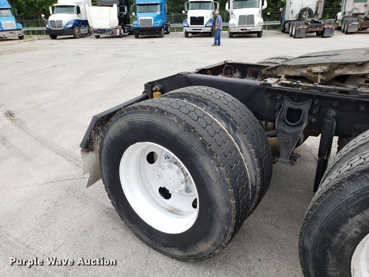 image for item ET9763 1998 International 9400 semi truck