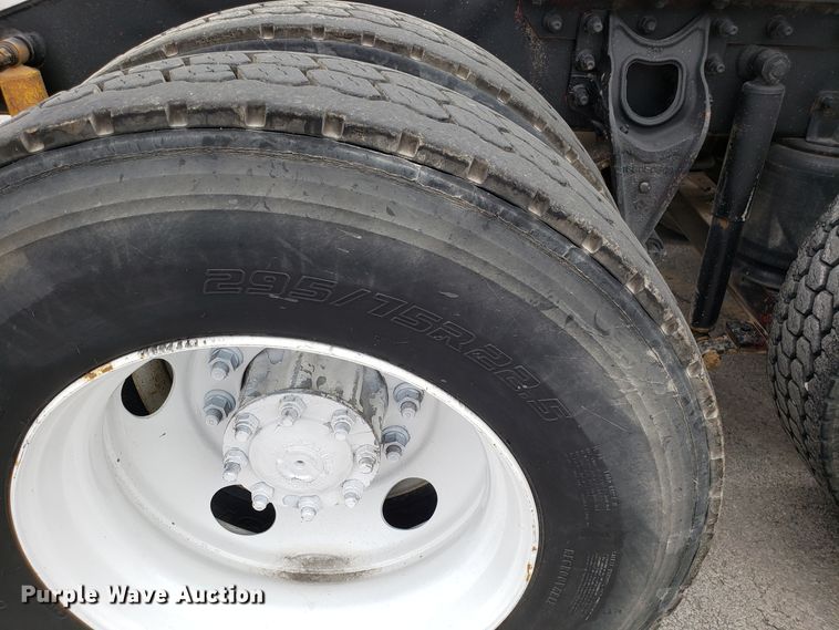 image for item ET9763 1998 International 9400 semi truck