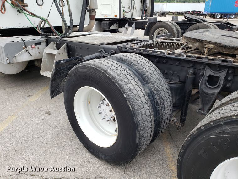 image for item ET9763 1998 International 9400 semi truck