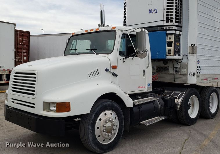 image for item ET9765 1995 International 8200 semi truck