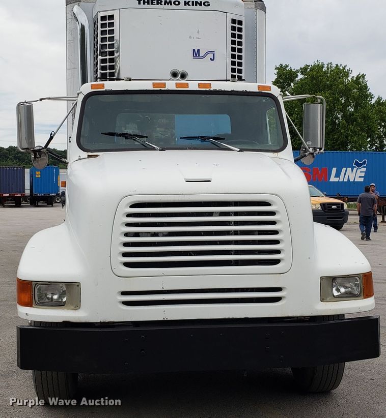 image for item ET9765 1995 International 8200 semi truck
