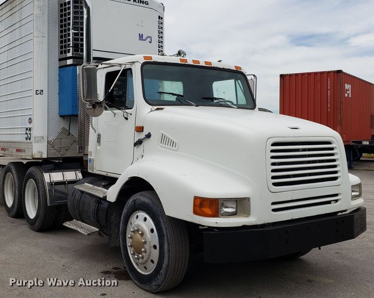 image for item ET9765 1995 International 8200 semi truck