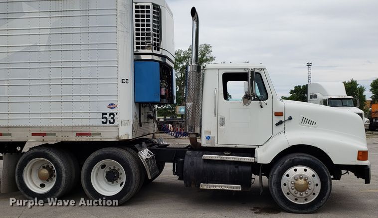 image for item ET9765 1995 International 8200 semi truck