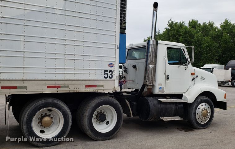 image for item ET9765 1995 International 8200 semi truck
