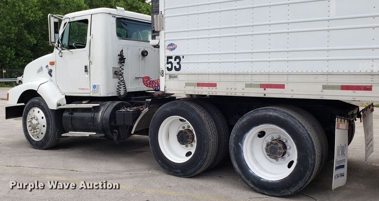 image for item ET9765 1995 International 8200 semi truck