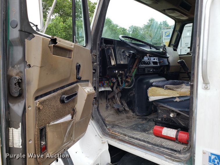 image for item ET9765 1995 International 8200 semi truck