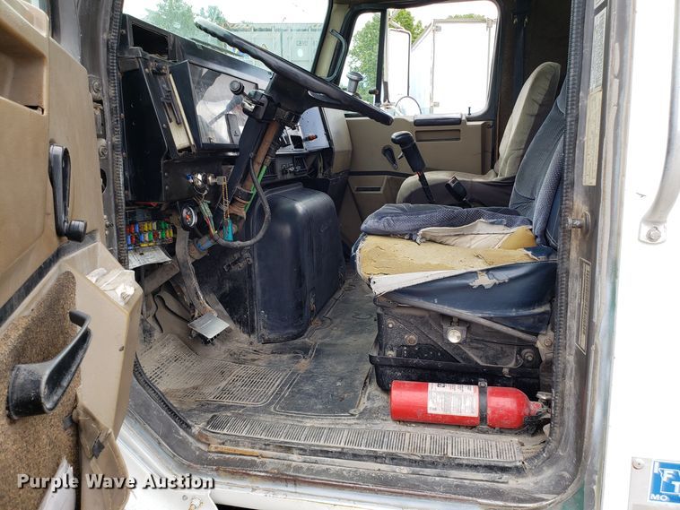 image for item ET9765 1995 International 8200 semi truck