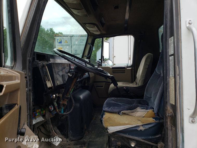 image for item ET9765 1995 International 8200 semi truck