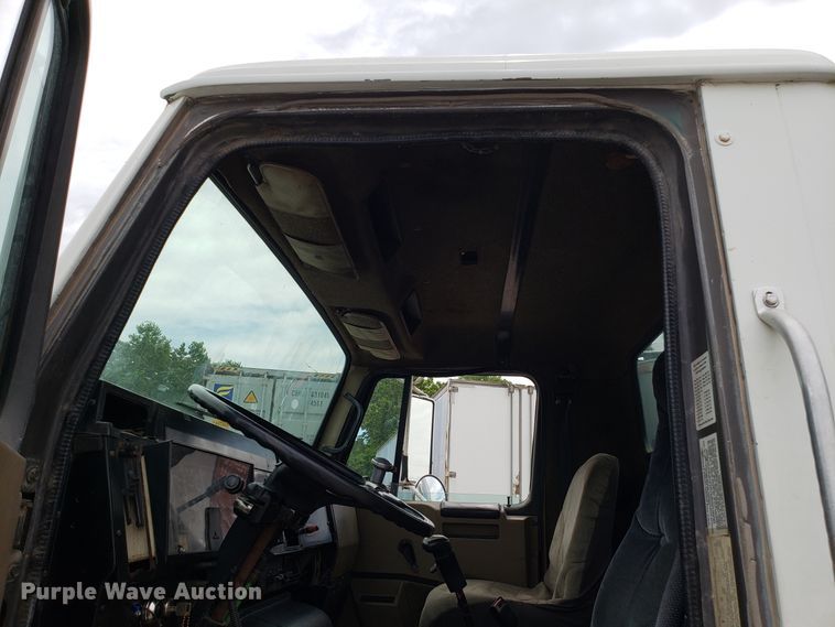 image for item ET9765 1995 International 8200 semi truck