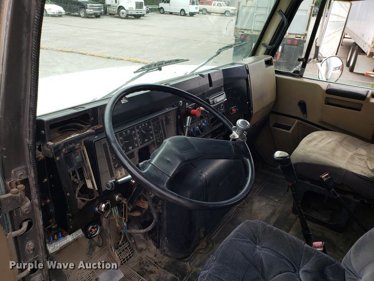 image for item ET9765 1995 International 8200 semi truck