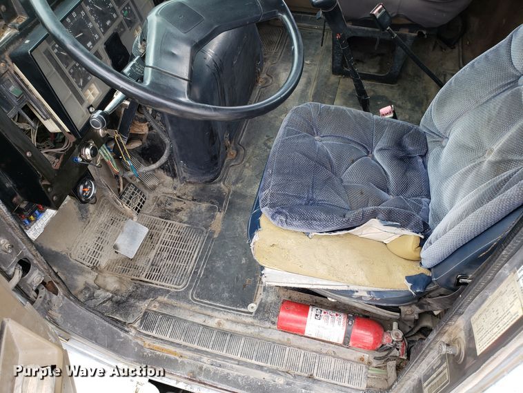 image for item ET9765 1995 International 8200 semi truck