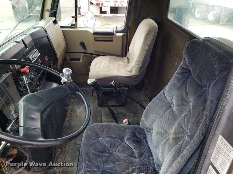 image for item ET9765 1995 International 8200 semi truck