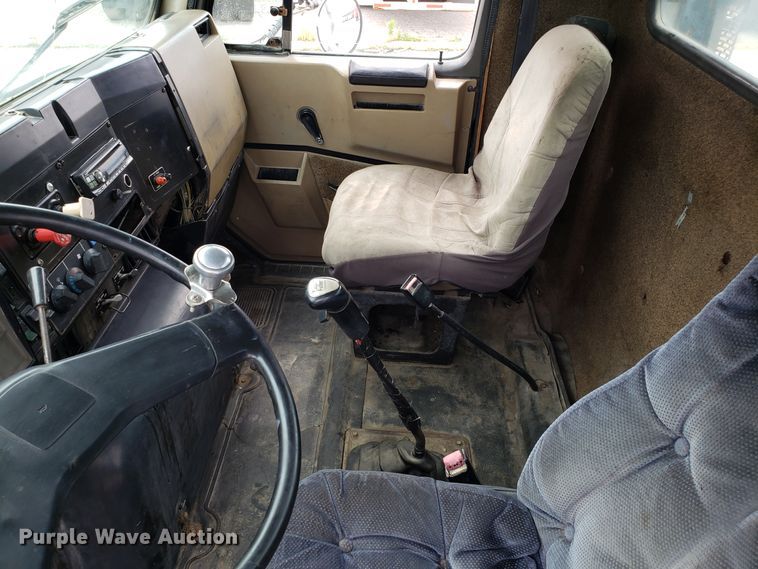 image for item ET9765 1995 International 8200 semi truck