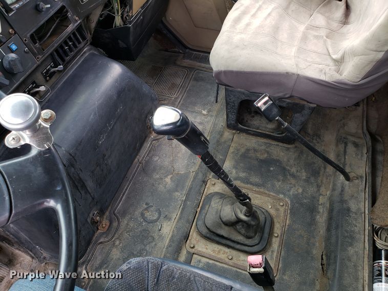 image for item ET9765 1995 International 8200 semi truck