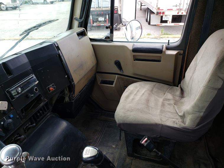 image for item ET9765 1995 International 8200 semi truck