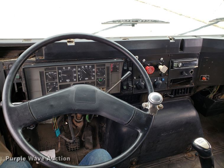 image for item ET9765 1995 International 8200 semi truck