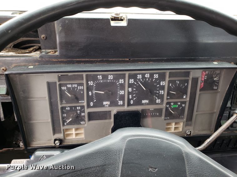 image for item ET9765 1995 International 8200 semi truck