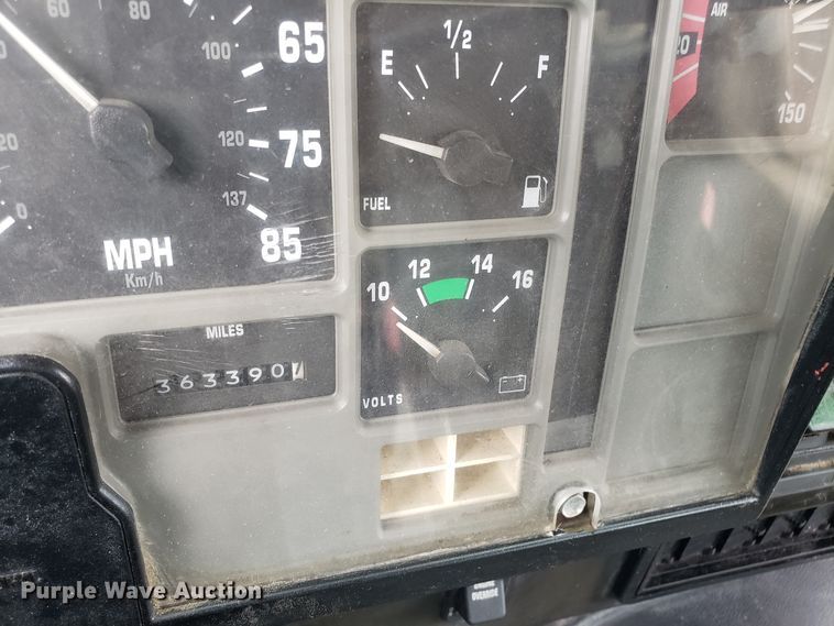 image for item ET9765 1995 International 8200 semi truck