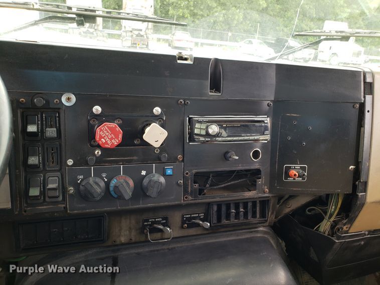 image for item ET9765 1995 International 8200 semi truck