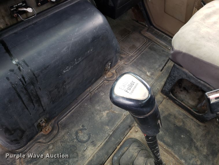 image for item ET9765 1995 International 8200 semi truck