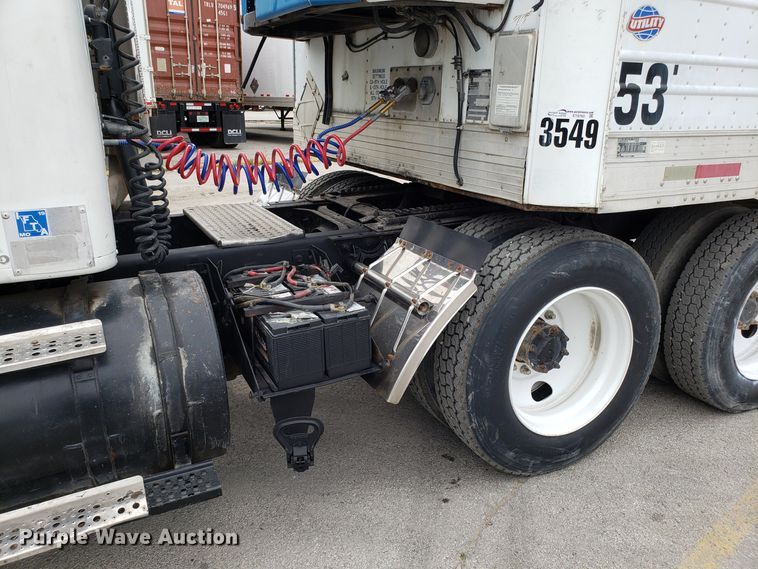 image for item ET9765 1995 International 8200 semi truck