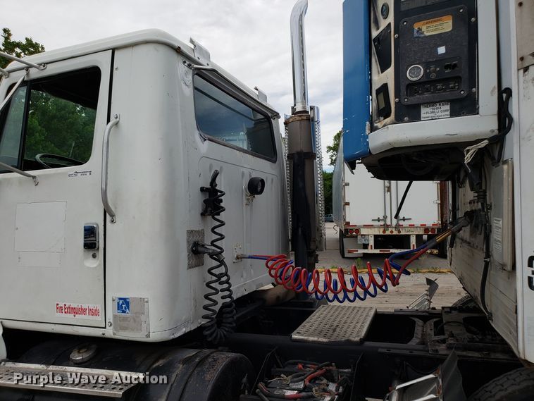 image for item ET9765 1995 International 8200 semi truck