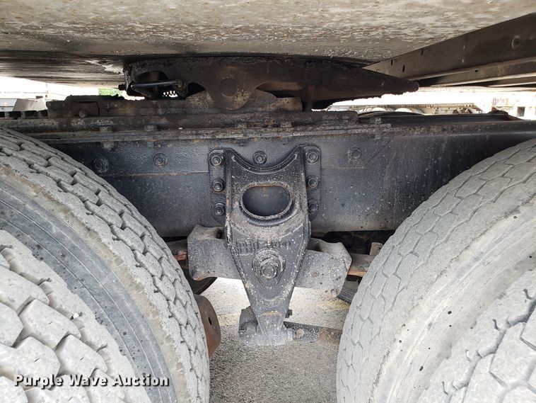 image for item ET9765 1995 International 8200 semi truck